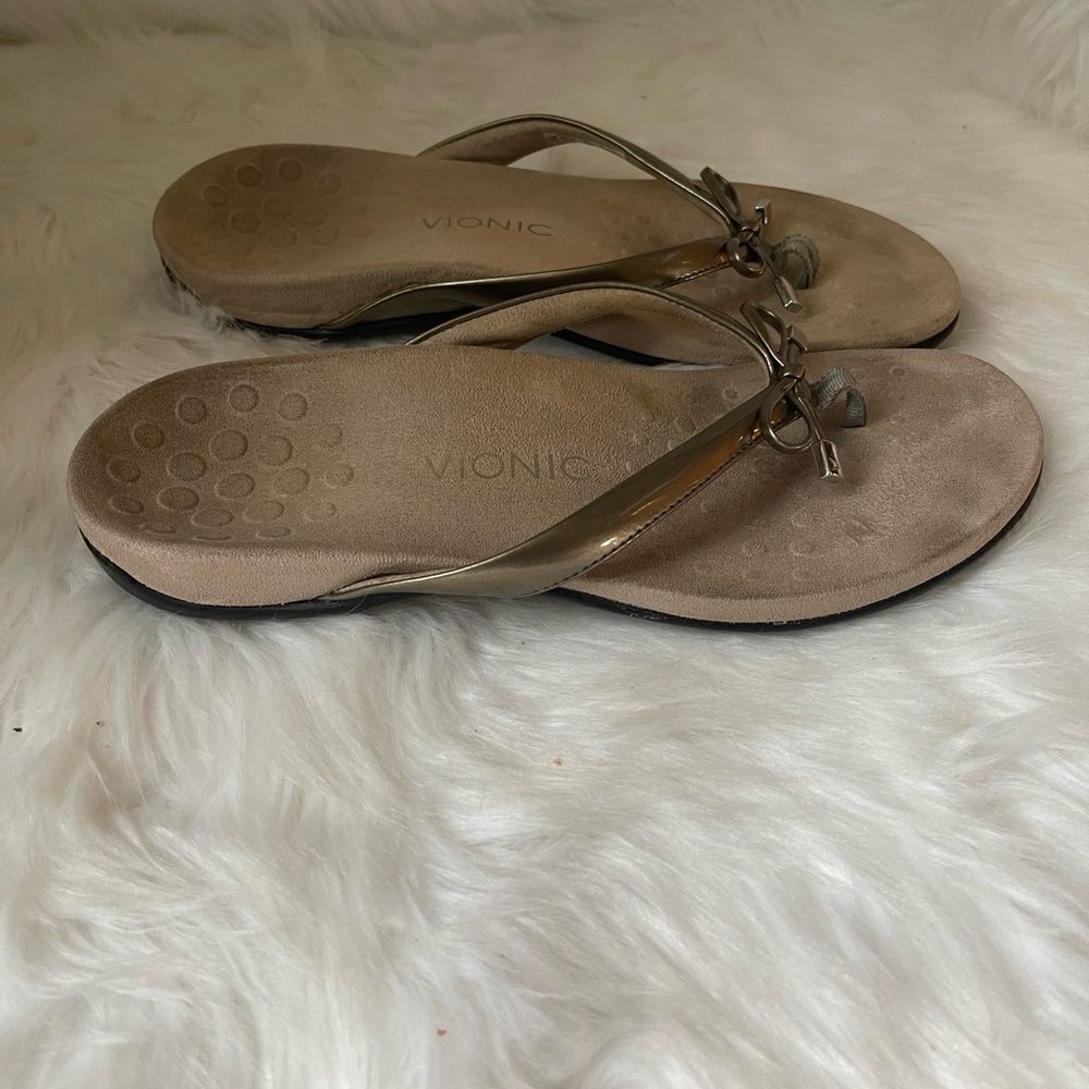 Vionic Bella patent gold toe post Orthaheel thong sandals size 9